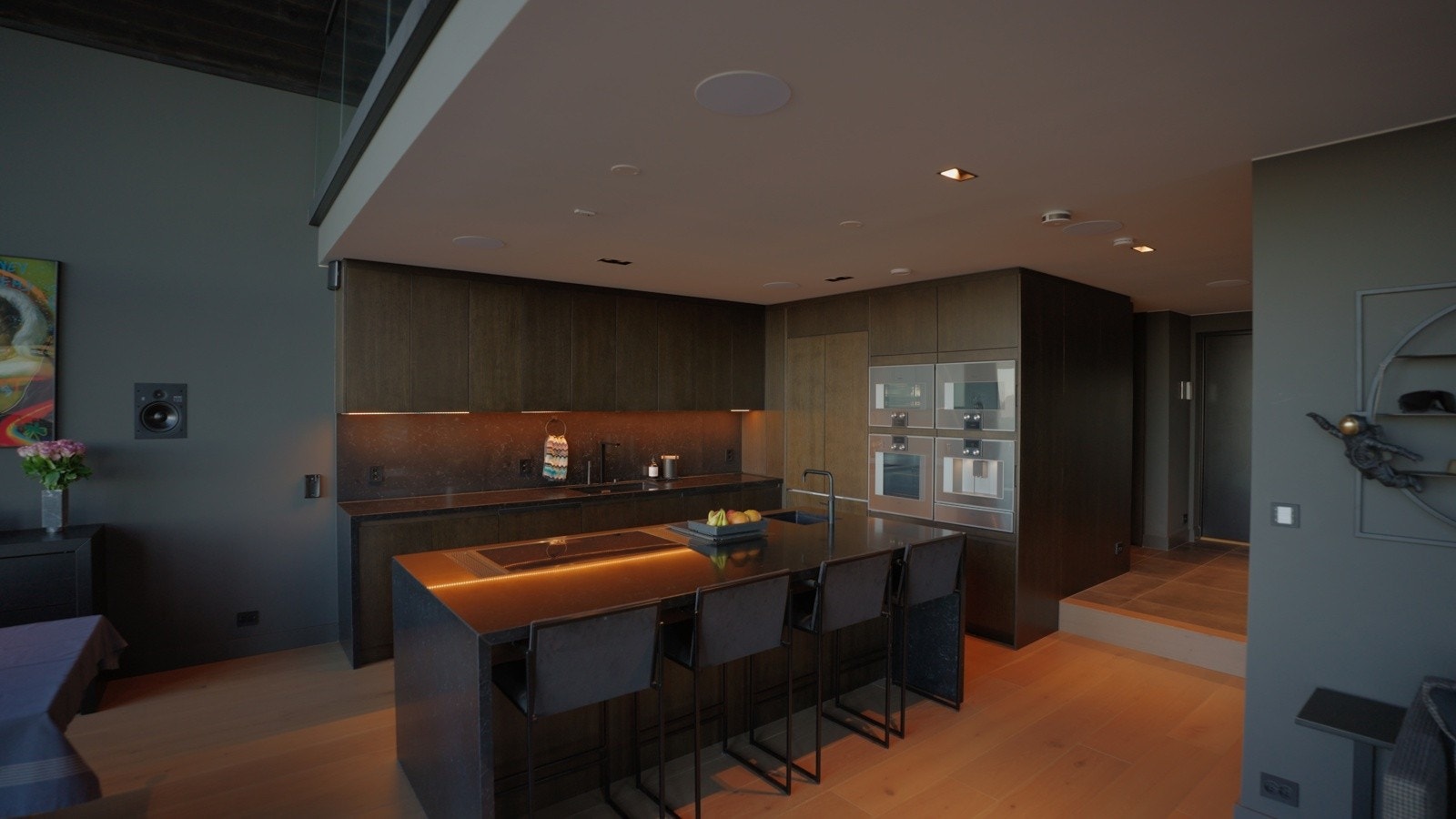 En stor kjøkkenøy i samme stil og kvalitet danner en naturlig forlengelse av kjøkkenet.