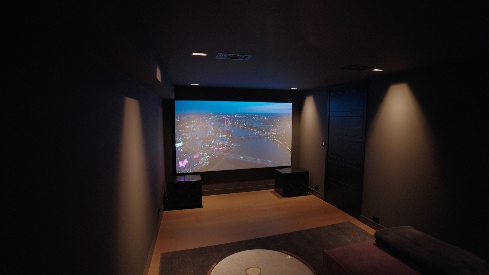 Et moderne og innbydende mediarom - det perfekte stedet å samle familie og venner for en stemningsfull filmkveld etter en aktiv dag i naturen.