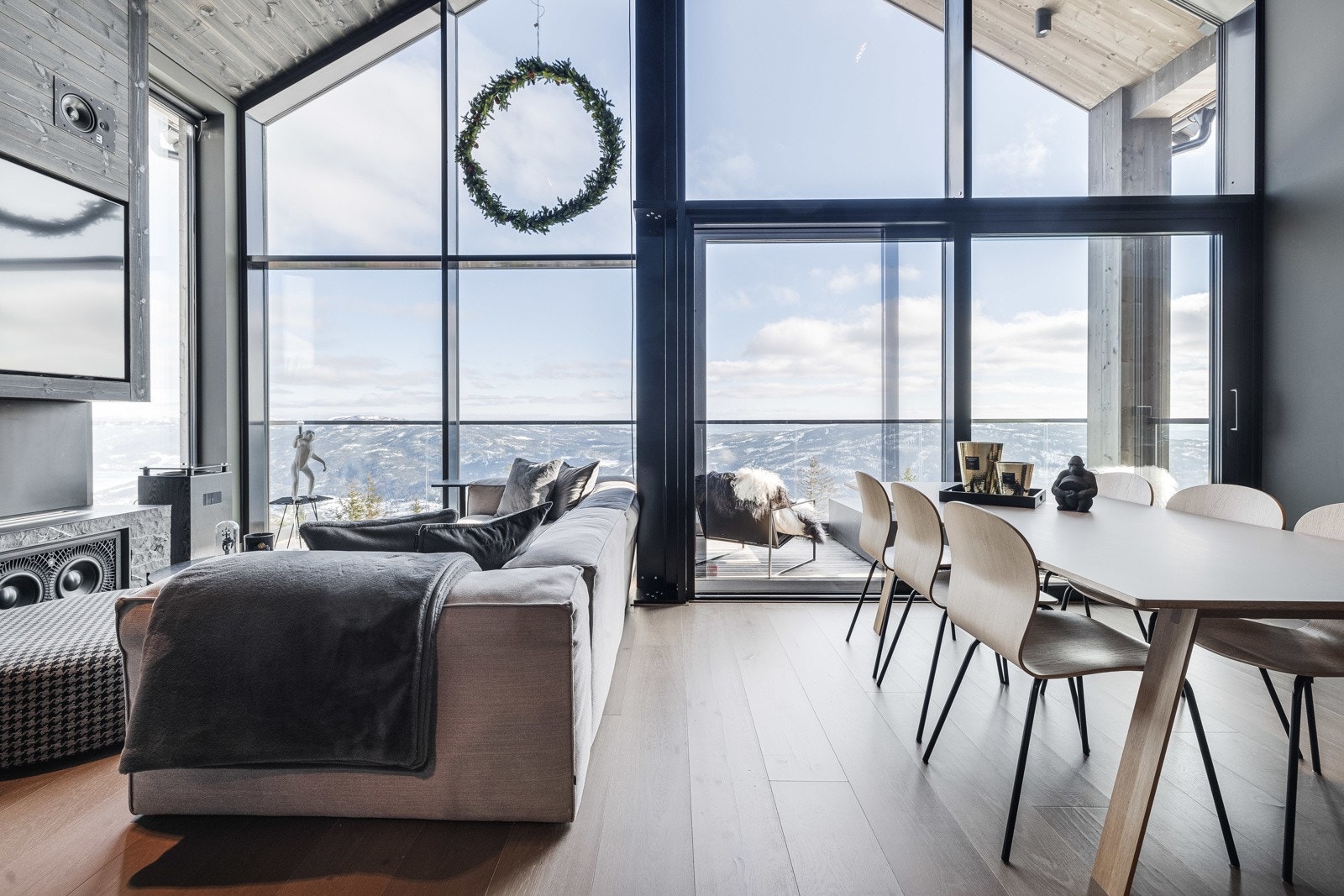 Moderne arkitektur med generøse vindusflater som slipper inn rikelig med naturlig lys og gir deg panoramautsikt over omgivelsene.