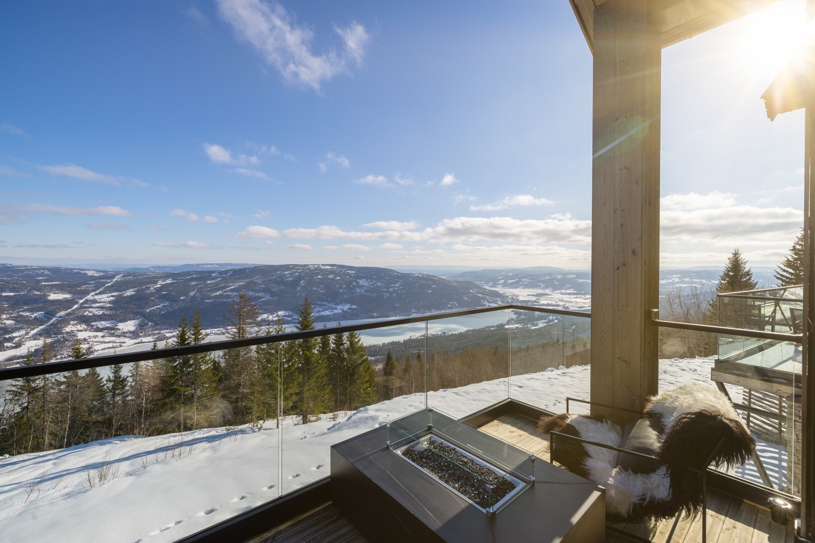 Uten noen hytter som sperrer utsikten, kan man nyte den storslåtte panoramautsikten i et fredelig og barnevennlig miljø.