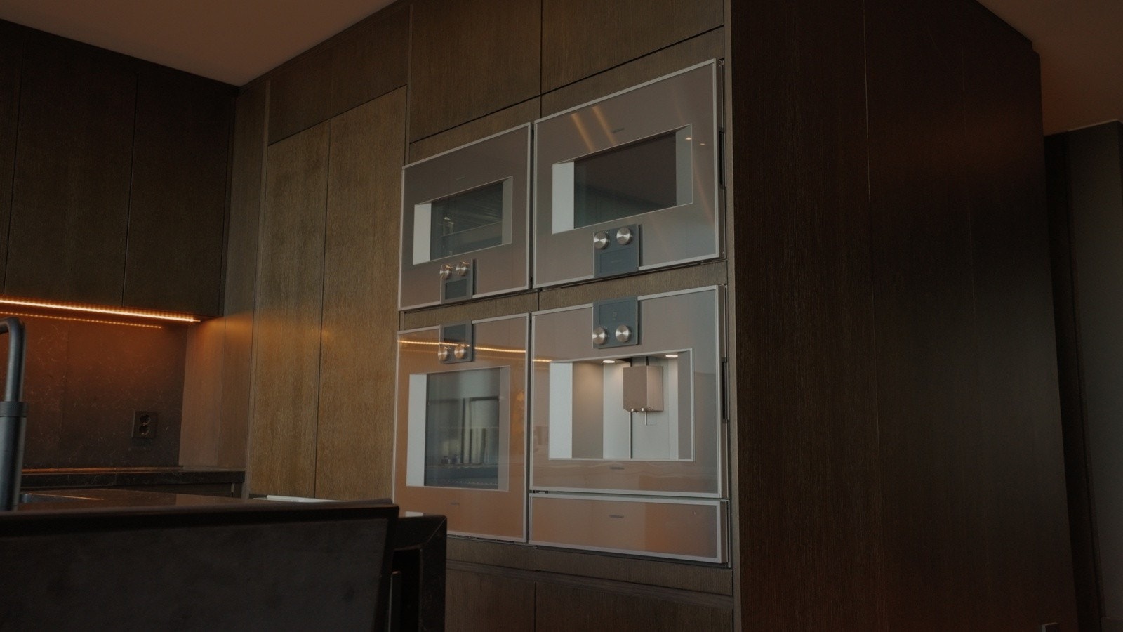 Kjøkkenet har også en integrert kaffemaskin med vanntilkobling og avløp.