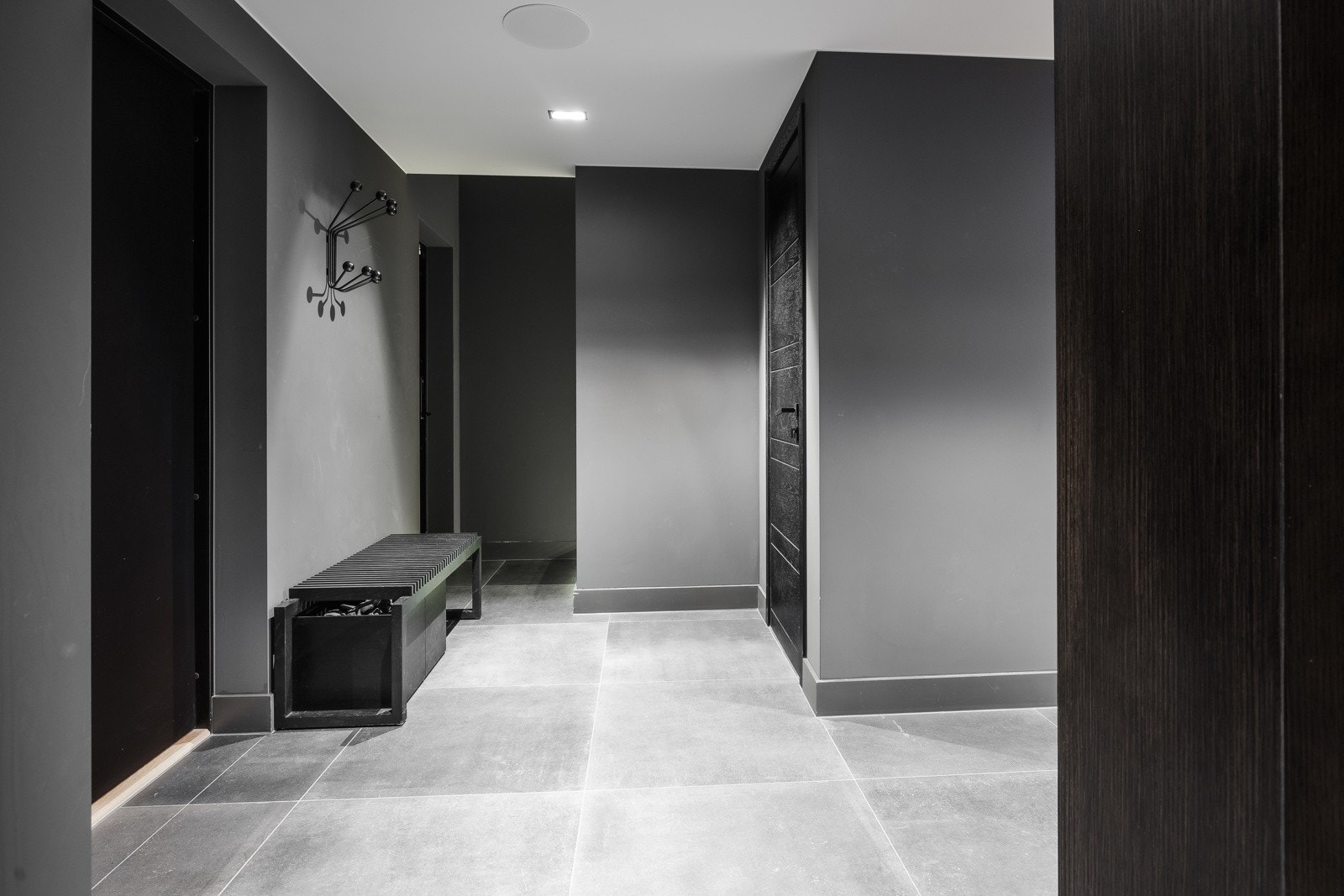 Effektiv støyreduksjon mellom etasjene med Aprobo trinnlydsmatter og avrettingsmasse.