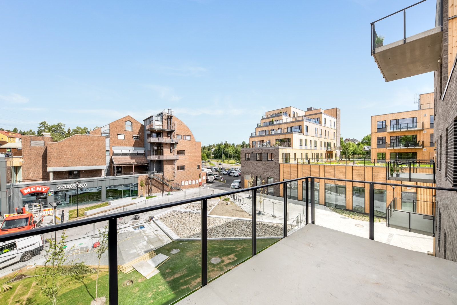Fra leiligheten har man utgang til en stor og solrik balkong. Galleribilde