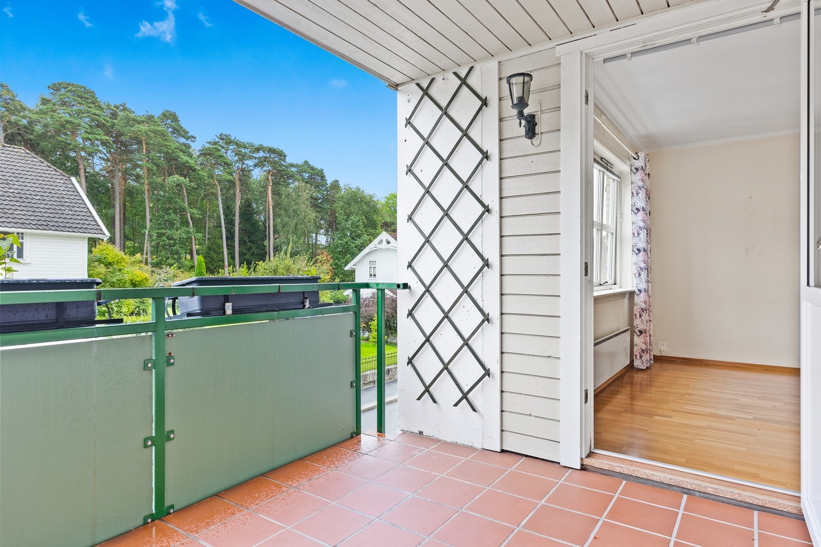 Balkongen er støpt, med rekkverk og flislagt gulv. Galleribilde