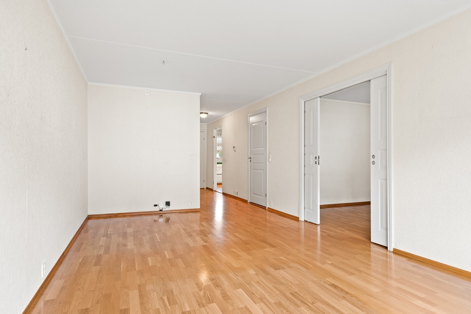 I stuen er det også rom for spisestue og annet mindre møblement om ønskelig. Galleribilde