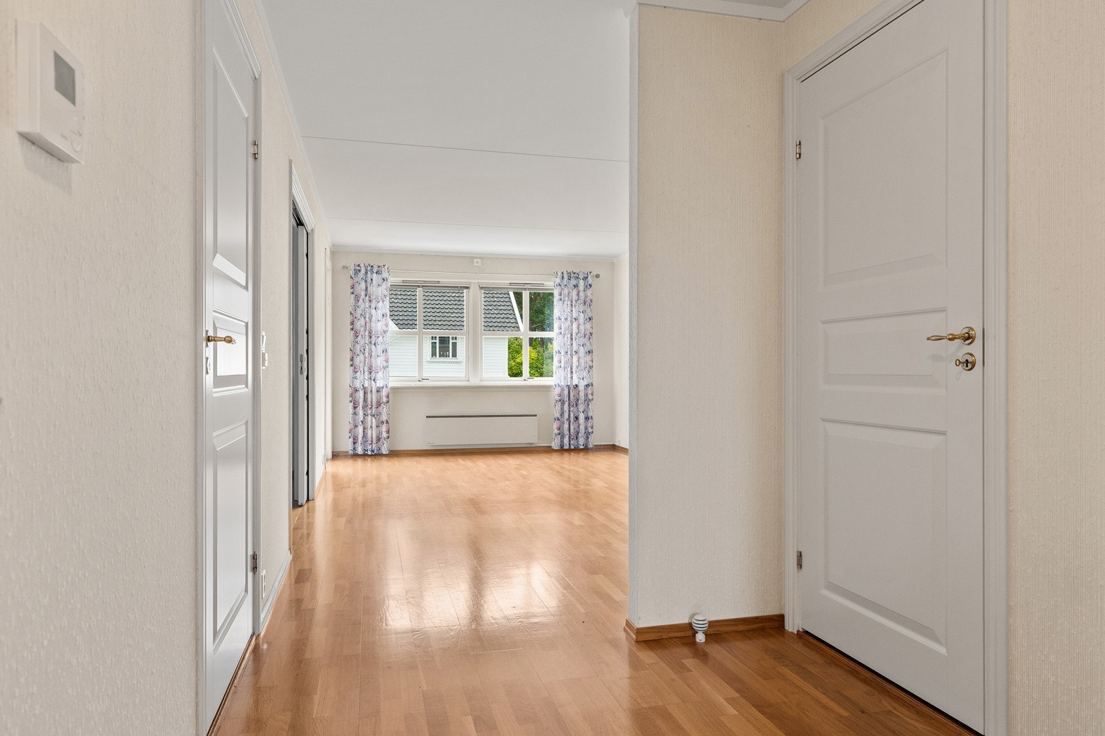 Fra gangen er det åpent inn til stuen og adkomst til badet, boden, kjøkkenet og et soverom. Galleribilde