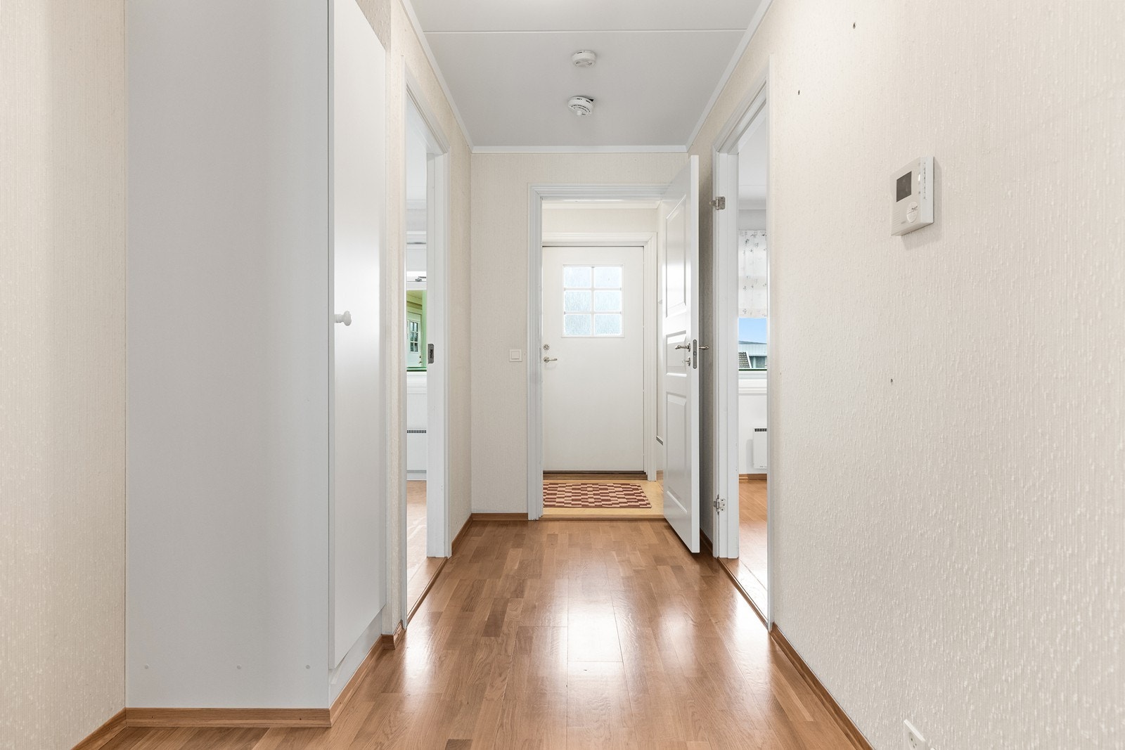 Inngang med entré - Gangen har lyse overflater. Galleribilde