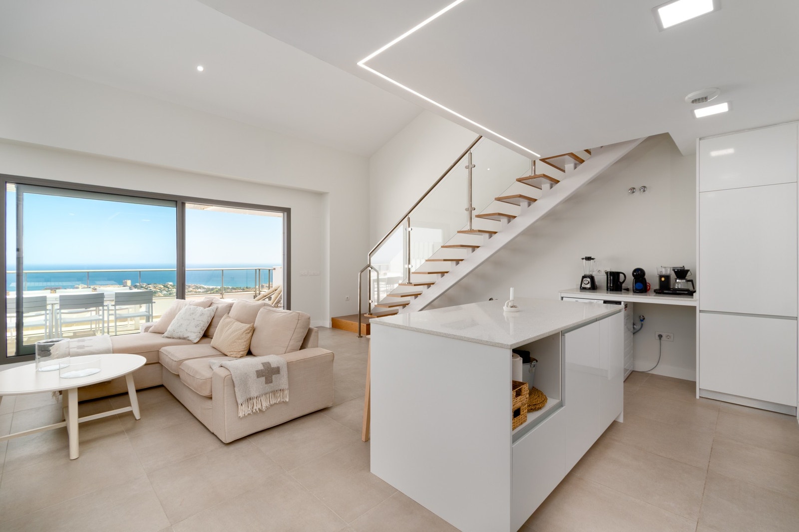 Når man kommer inn i boligen er det allerede havutsikt. Galleribilde