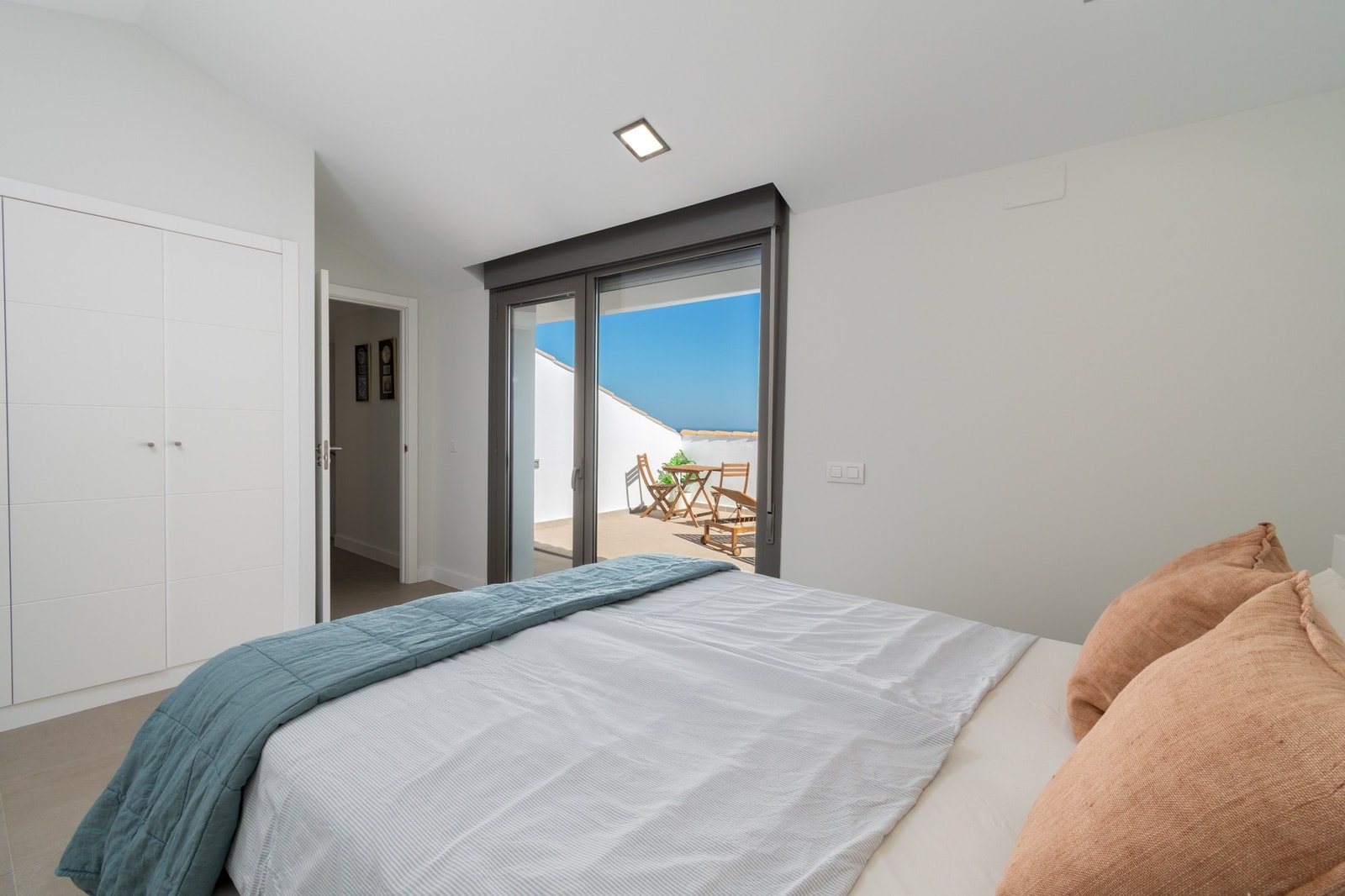 Hovedsoverom med direkte utgang til terrassen på 20 kvadratmeter. Galleribilde