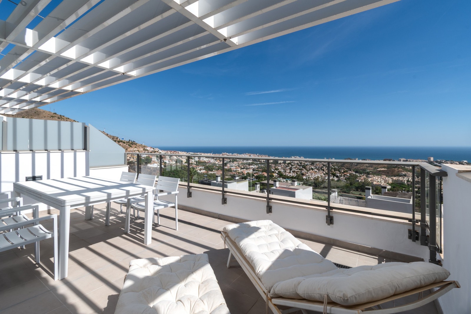 Terrassen tilknyttet stuen er på 25 kvadratmeter. Her ser man i sørøstlig retning. Galleribilde