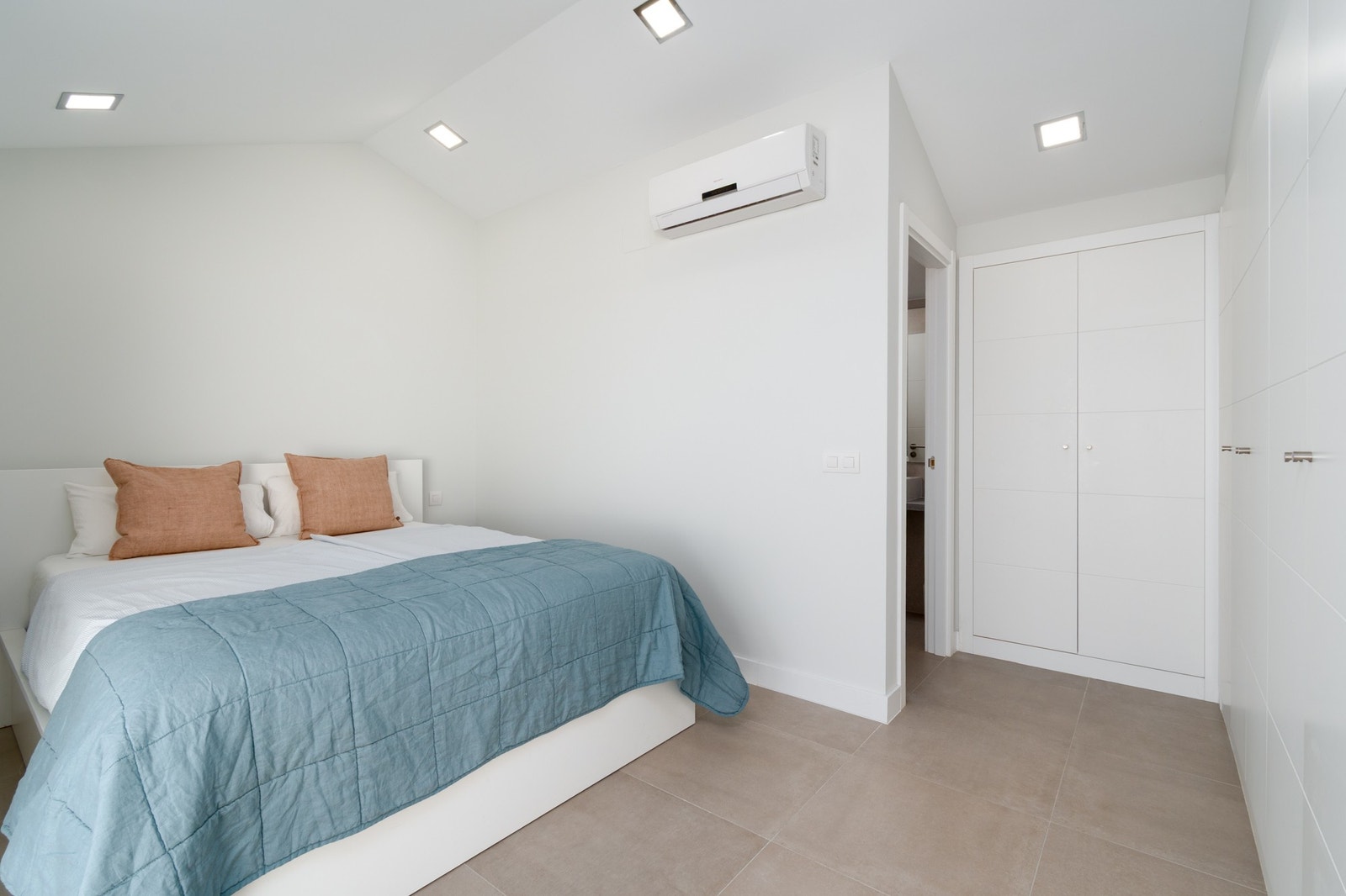 Hovedsoverom med baderom og direkte utgang til terrassen på 20 kvadratmeter. Galleribilde