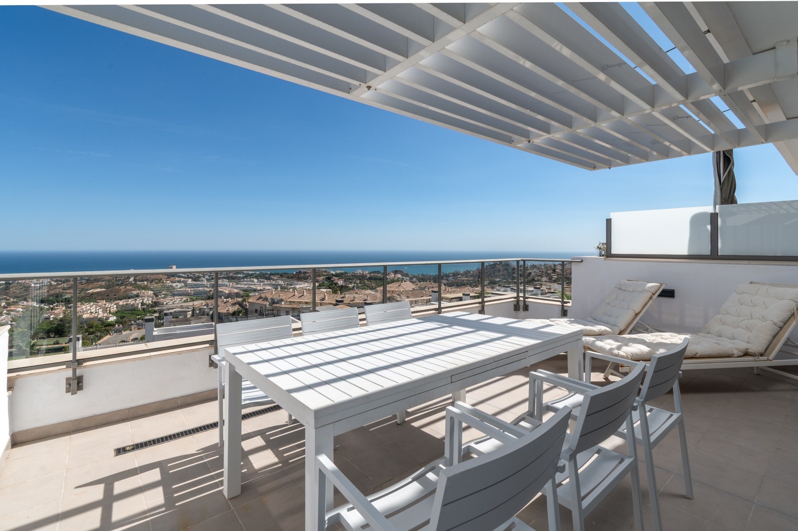 Terrassen tilknyttet stuen er på ca 25 kvadratmeter. Her ser man i sørvestlig retning. Galleribilde