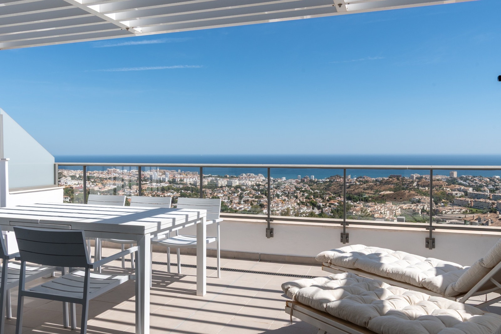 Terrassen tilknyttet stuen er på 25 kvadratmeter. Her ser man i sørøstlig retning. Galleribilde