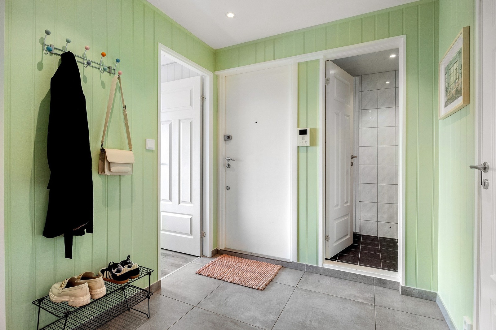 Fra entreen kommer du til hovedsoverommet, badet, innvendig bod og stuen Galleribilde