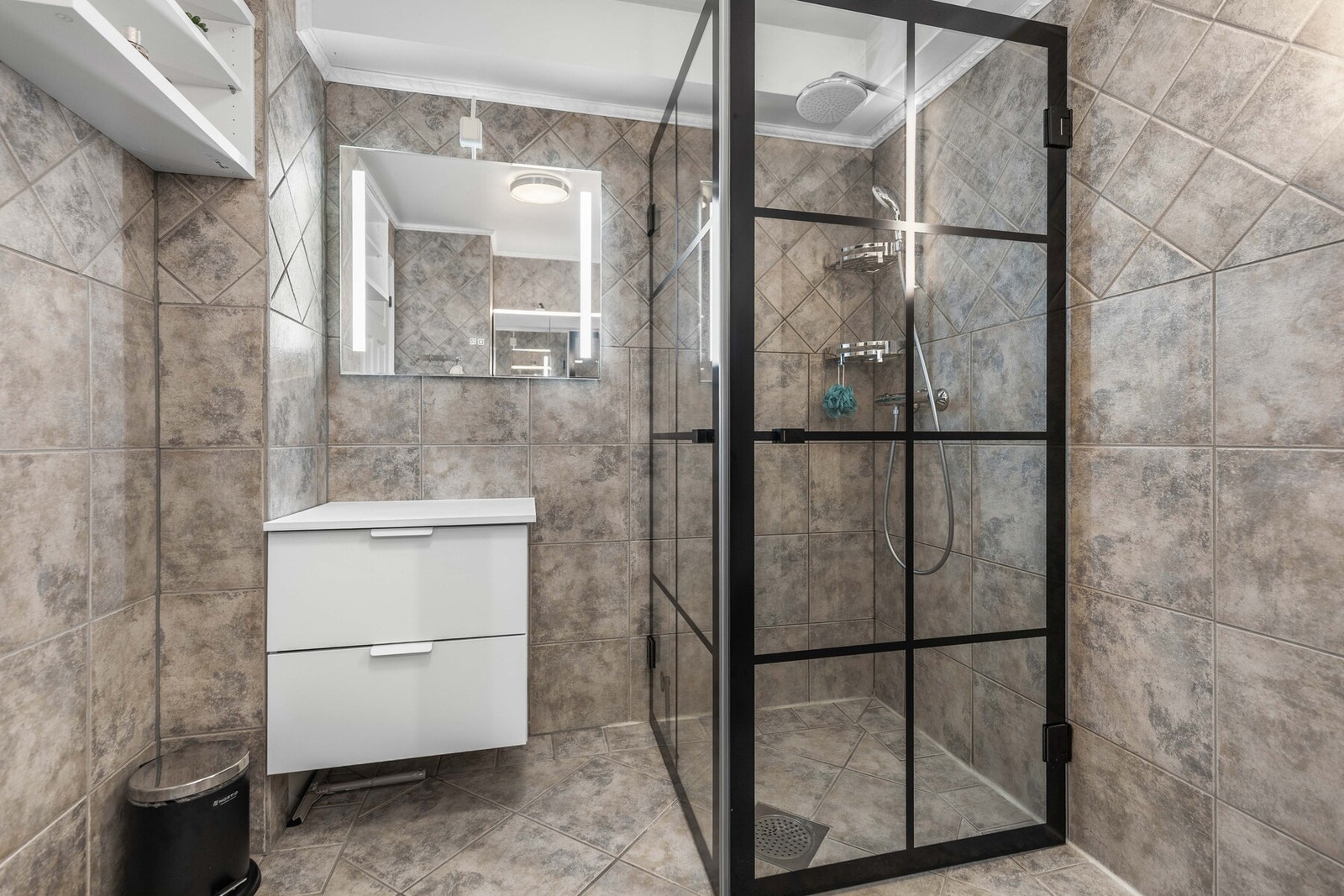 Dusj hjørne med foldedører. Galleribilde