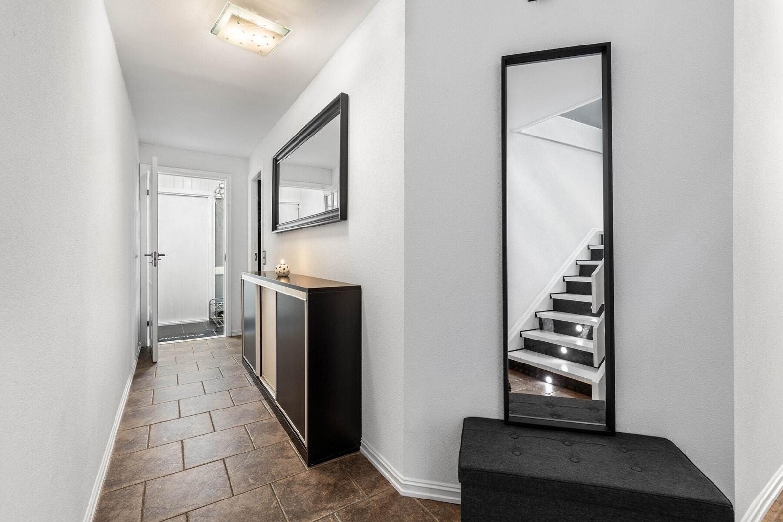 Flislagt gang med gulvvarme. Galleribilde