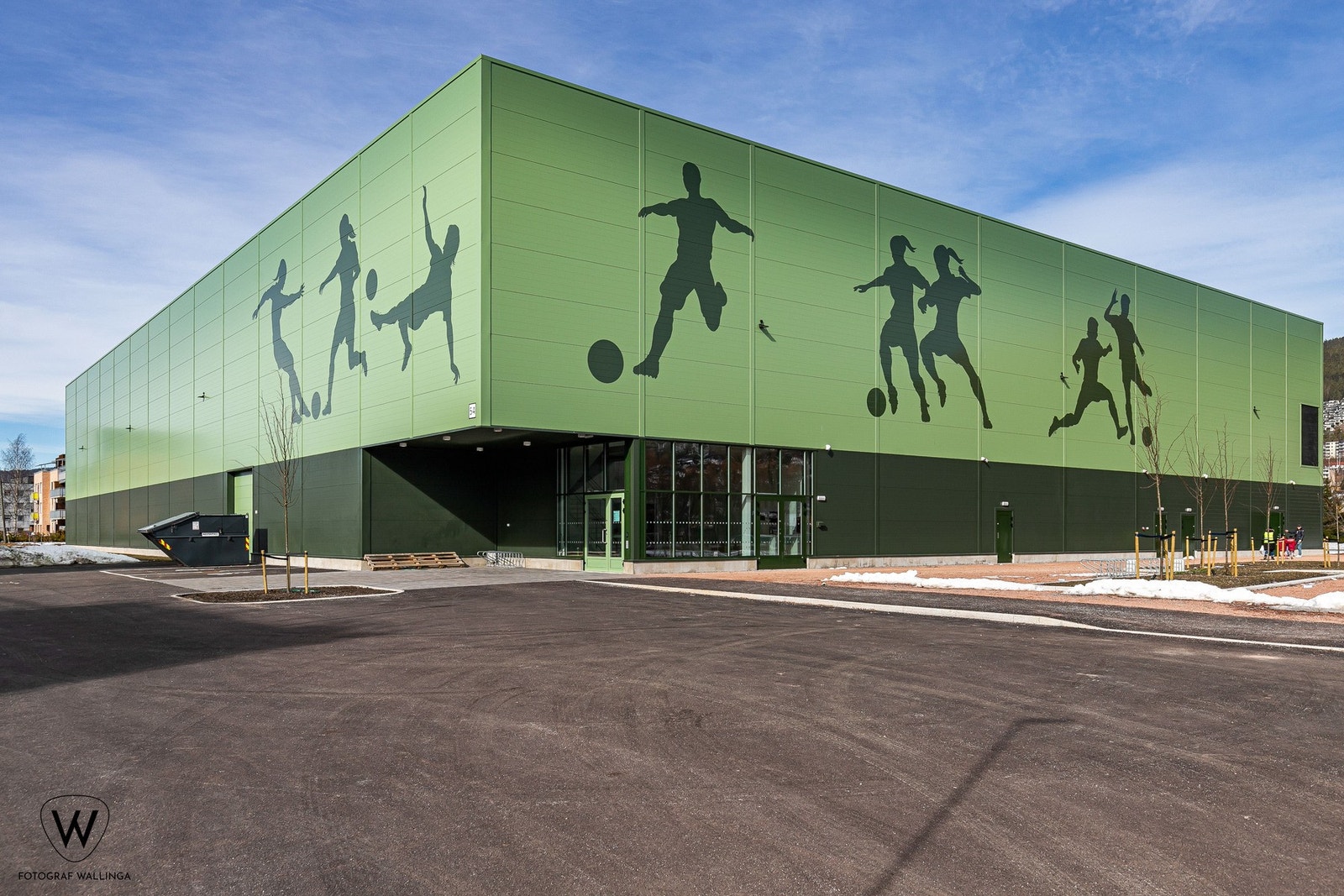 Åssiden fotball med innvendig og utvendig kunstgress bane. Galleribilde