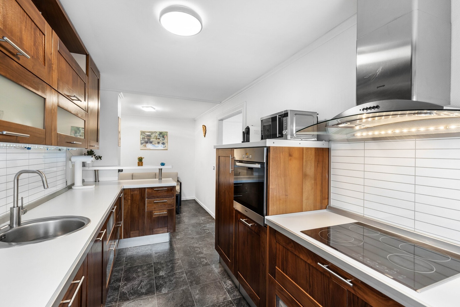 Kjøkkenet byr på rikelig med benke-, skap- og skuffeplass. Galleribilde