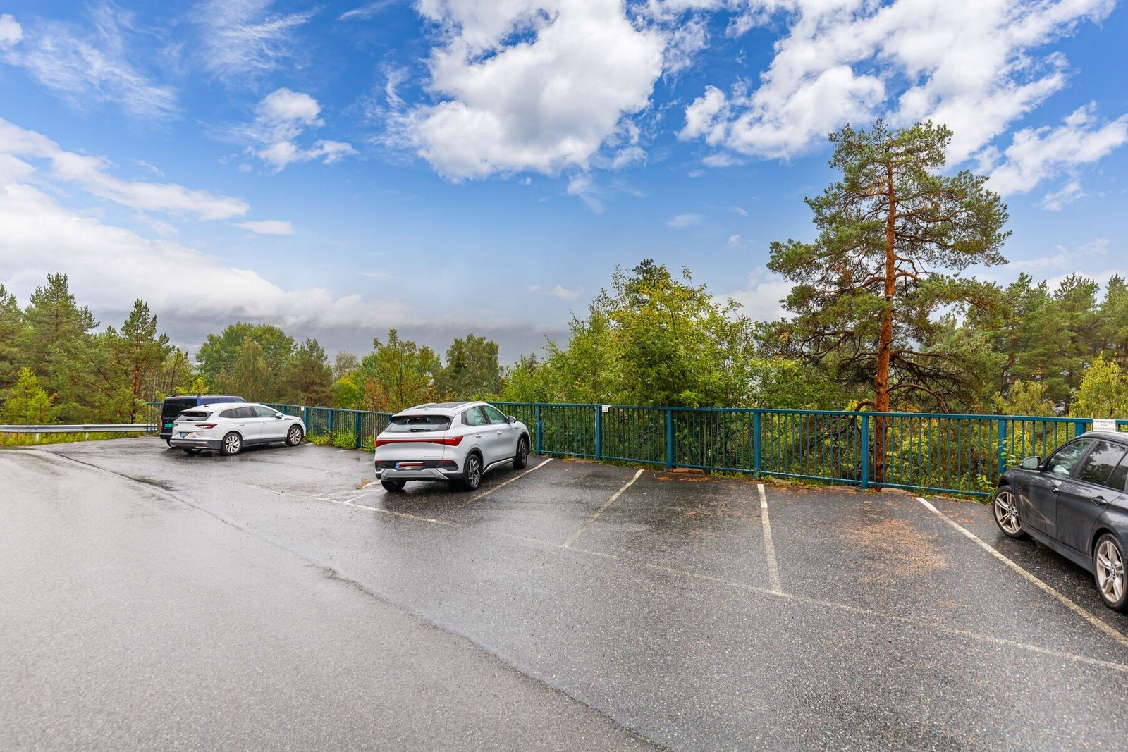 Gode parkeringsmuligheter på gjesteplassen. Galleribilde