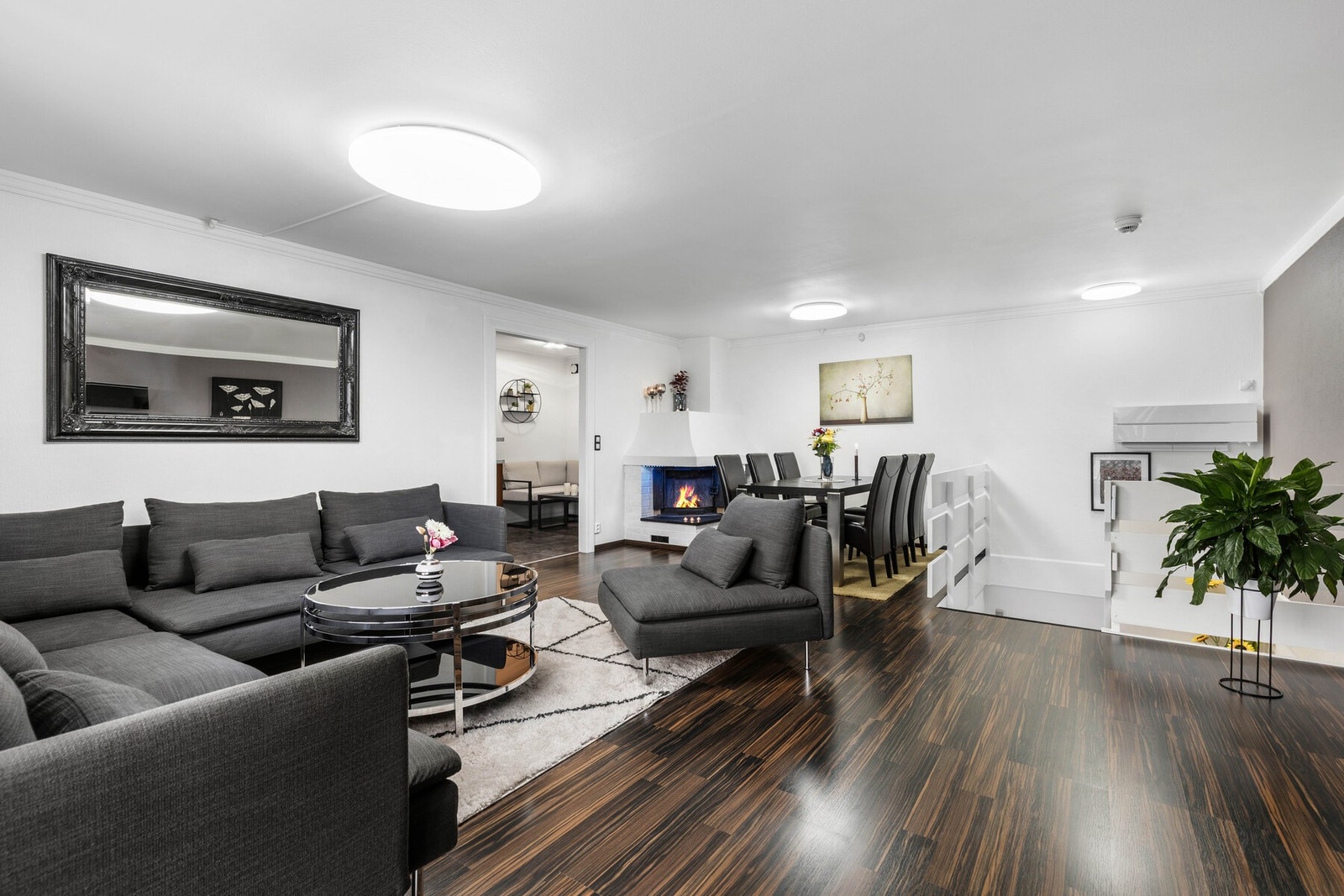 Romslig stue og spisestue. Galleribilde