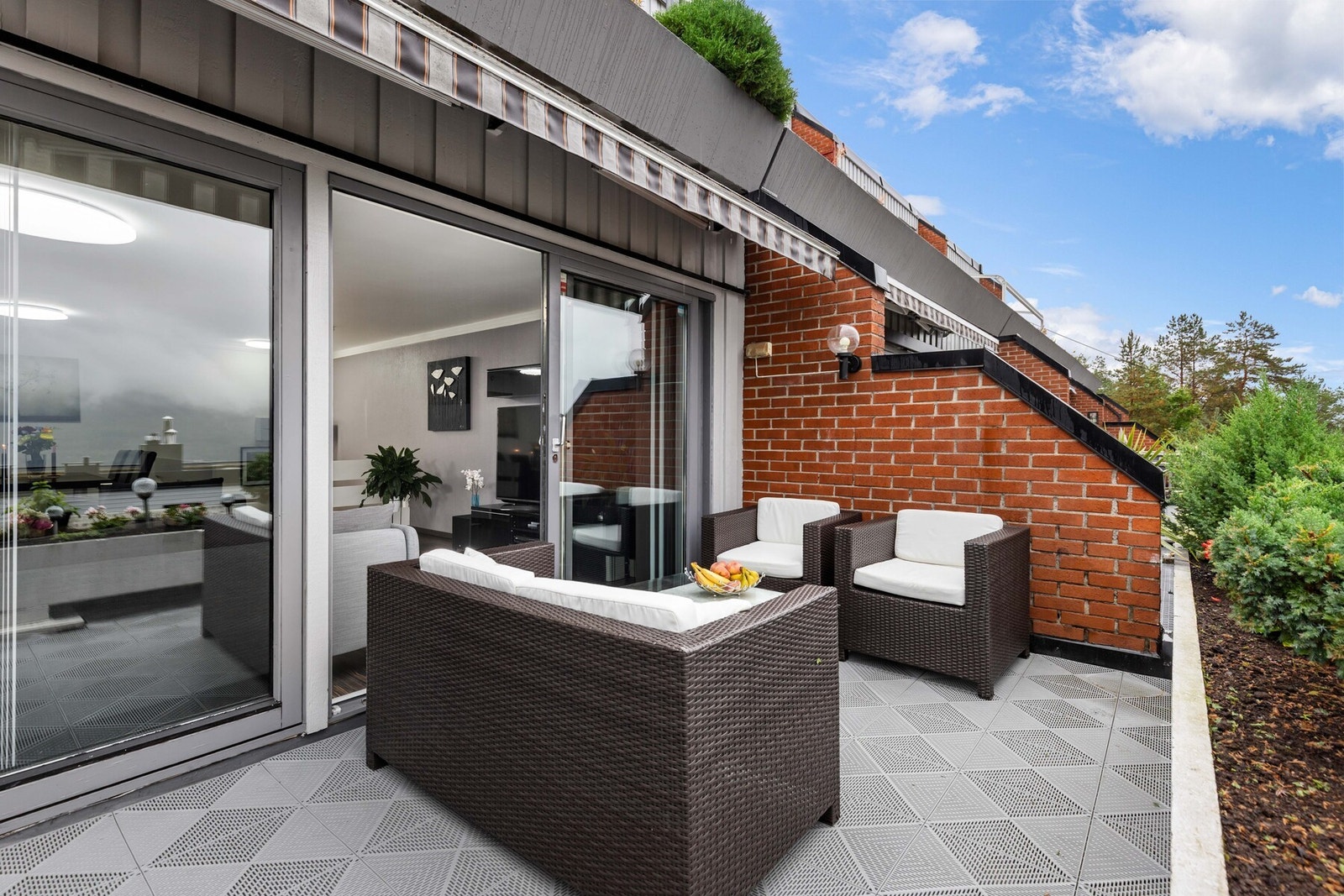 Stor hev-/skyvedør skiller stue og terrasse. Galleribilde