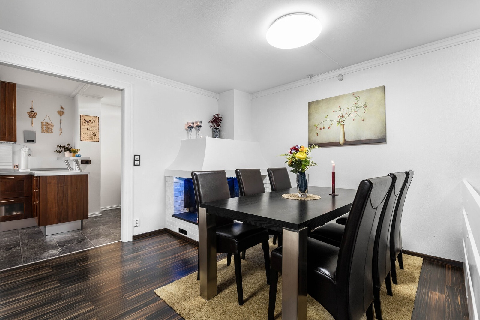 Ved peisen er det plass til større spisegruppe. Galleribilde