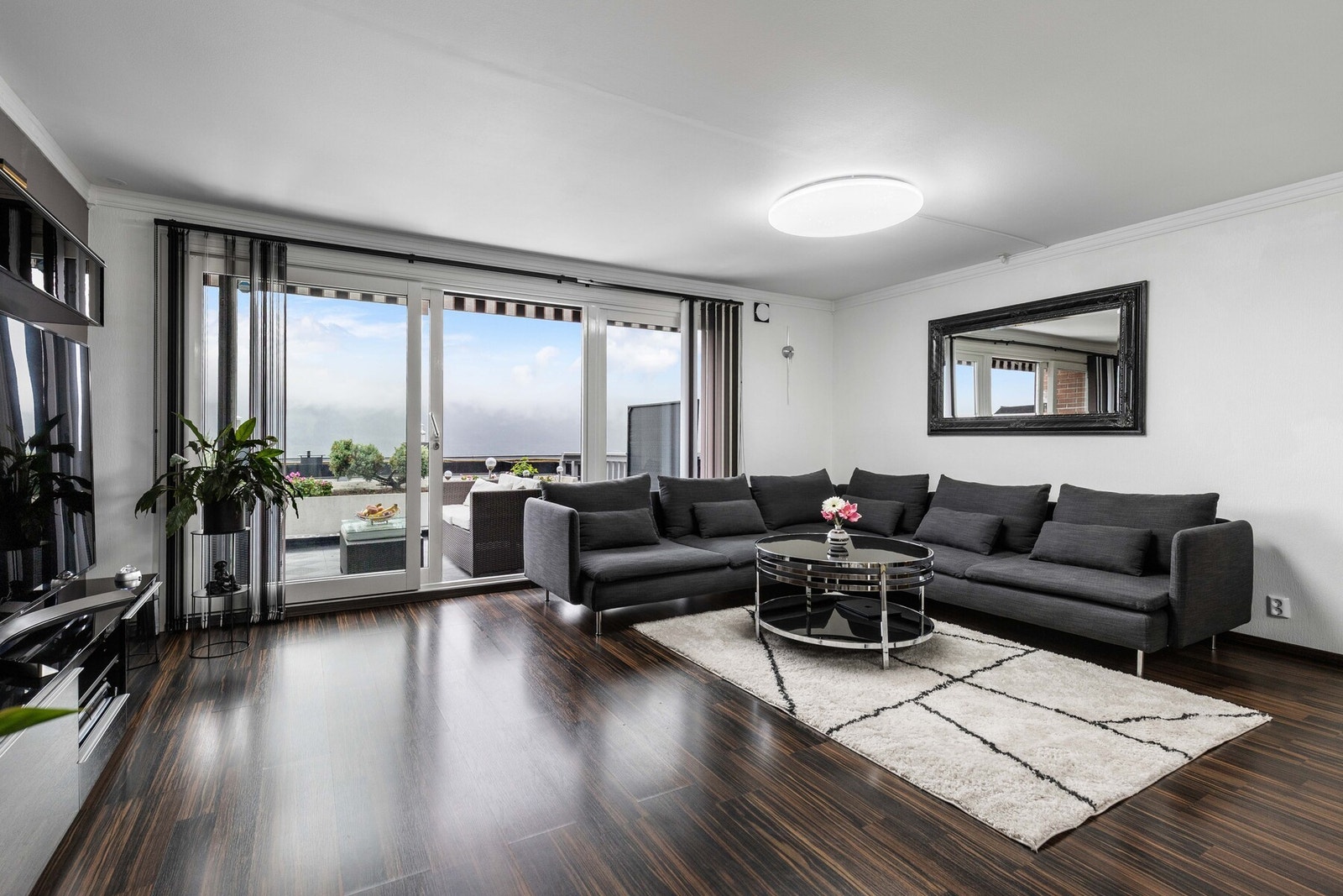 Fra stuen er det utgang til syd vestvendt terrasse på 10 kvm. Galleribilde