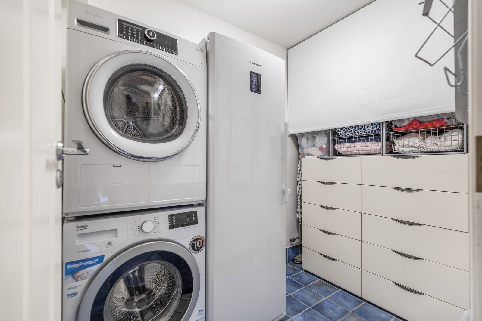 Separat, flislagt vaskerom / bod tilknyttet baderommet. Galleribilde