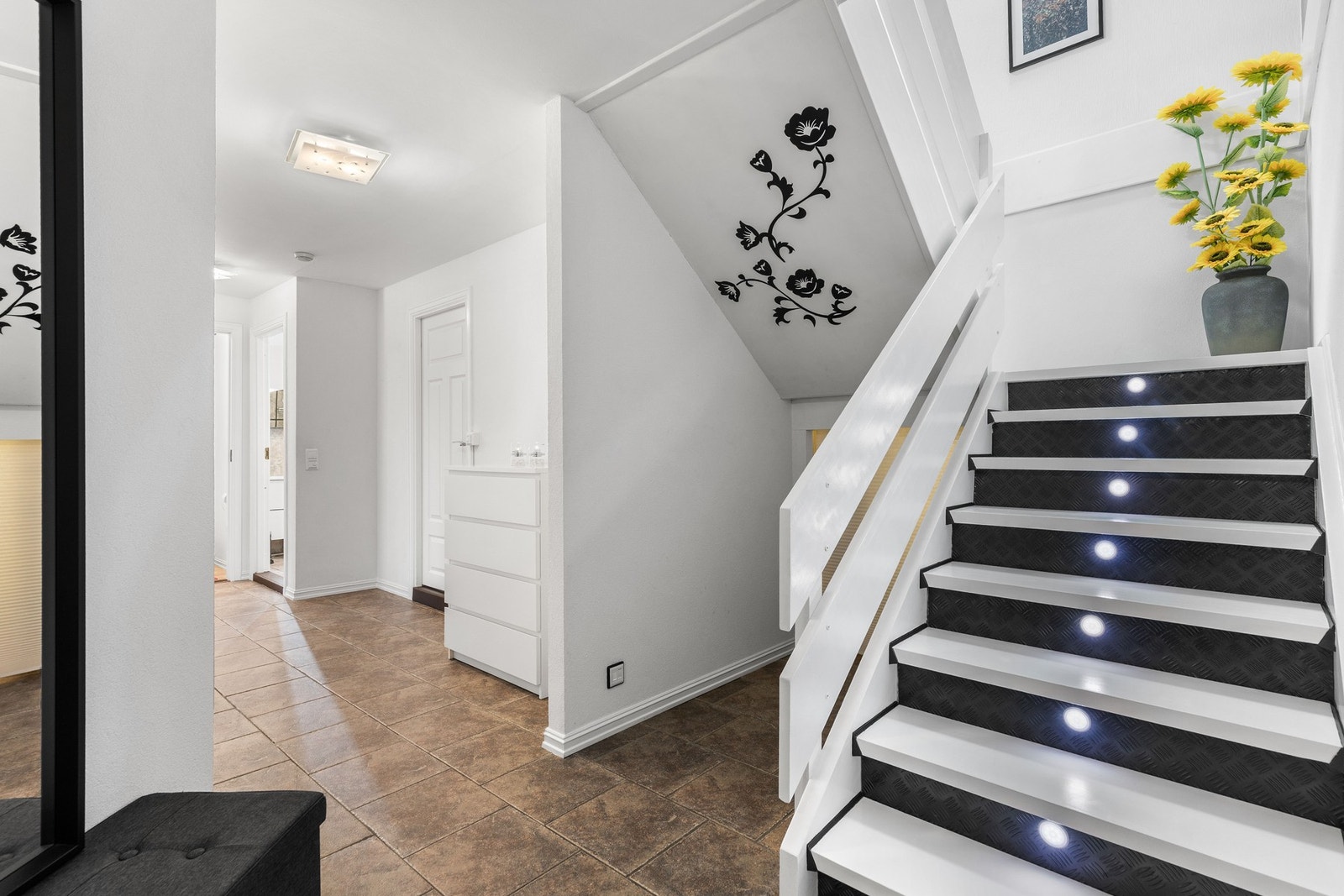 Lyssatt trapp med gode oppbevarings muligheter under trappen. Galleribilde