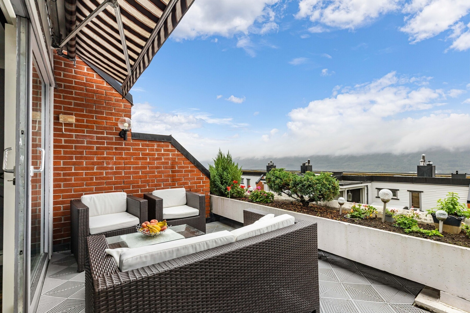 Leiligheten har en fin 10 kmv terrasse med hyggelig utsyn. Galleribilde