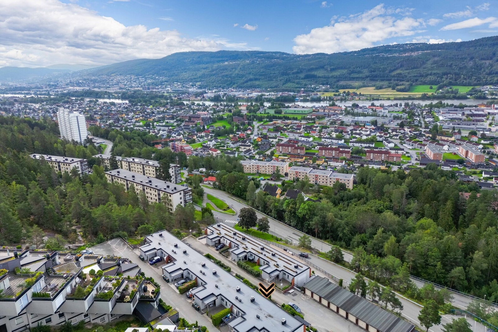 Ytterligere er det kort vei til marka, dagligvare og utallige fritidstilbud Galleribilde