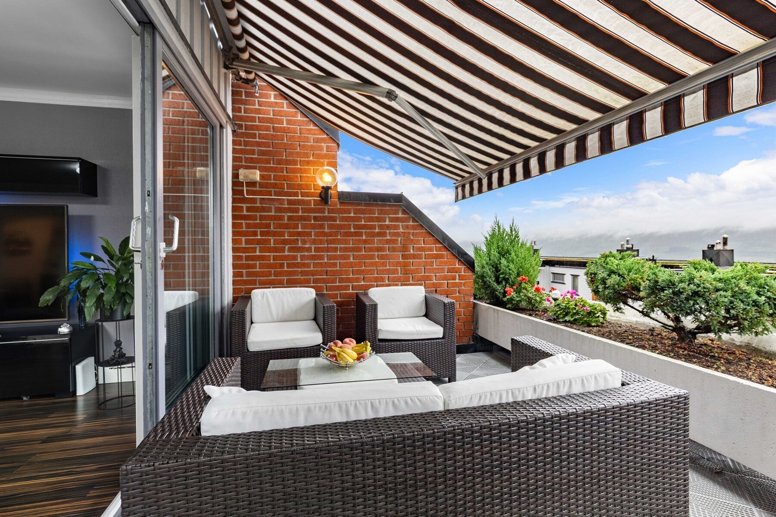 Markise skaper en lun stemning på terrassen. Galleribilde