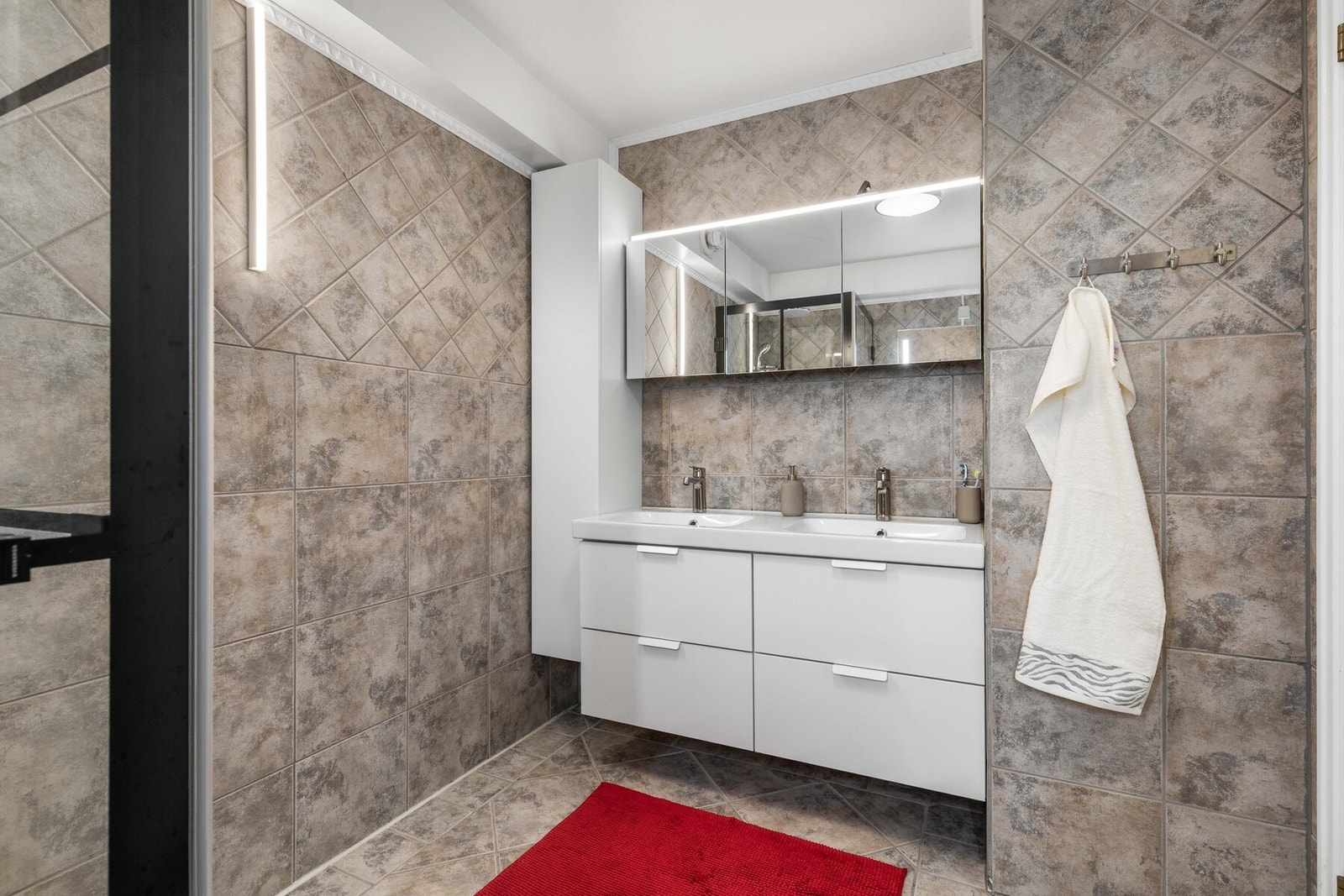 Flislagt baderom varmekabler og dusj. Galleribilde