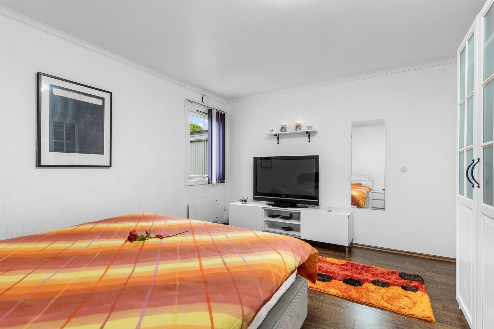 Hoved soverommet er av god størrelse med plass til dobbeltseng, nattbord og garderobeskap. Galleribilde