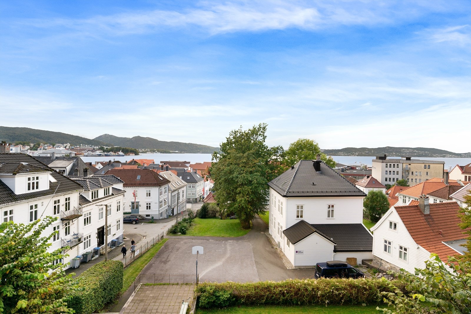 Flotte og populære turområder som blant annet Fjellveien, Stoltzekleiven, Munkebotn og Fløyen like utenfor stuedøren! Galleribilde
