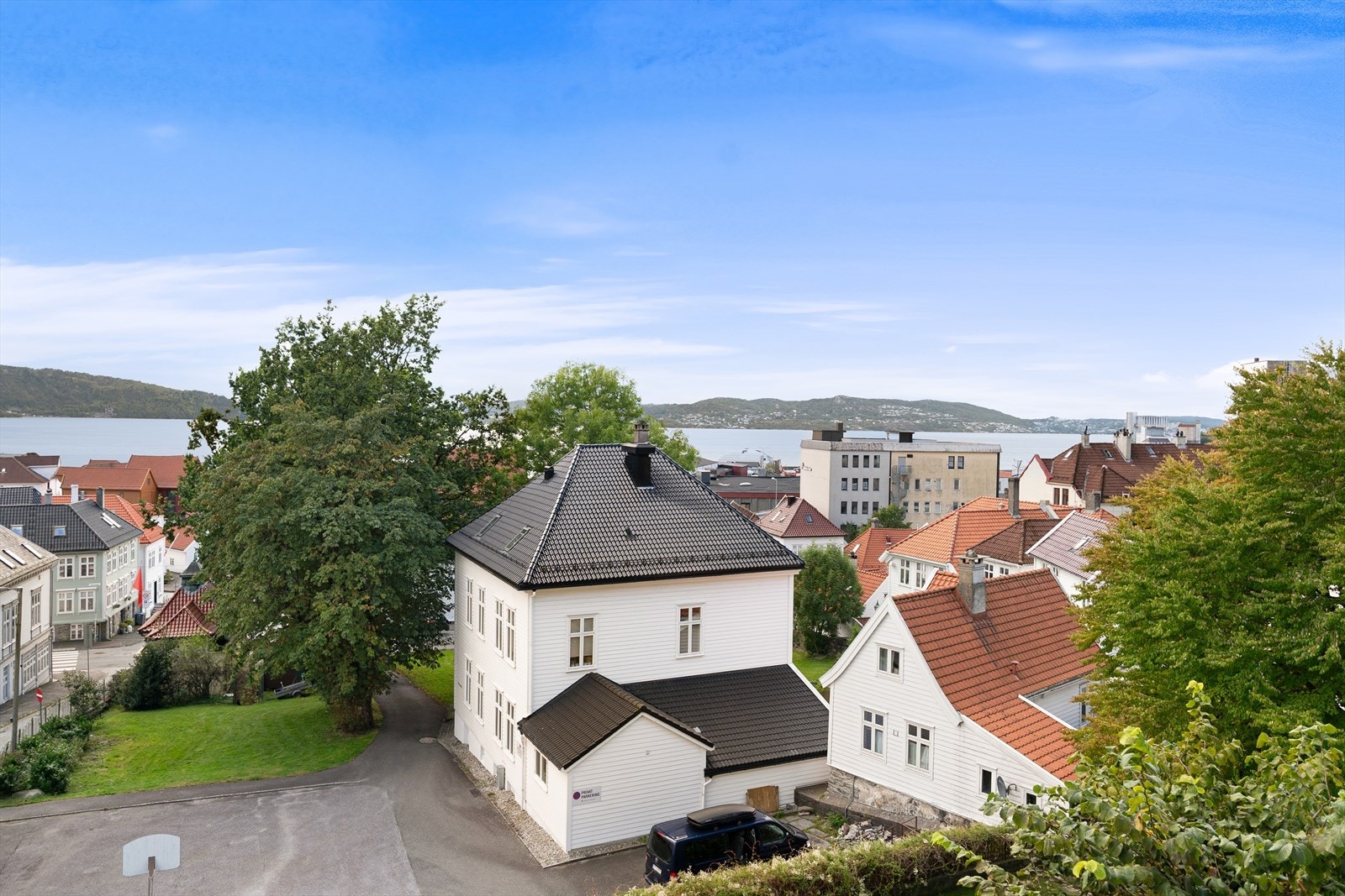 Beliggenheten har en perfekt balanse mellom byliv og natur. Gangavstand til sentrum, ellers busstopp like utenfor bygget. Galleribilde