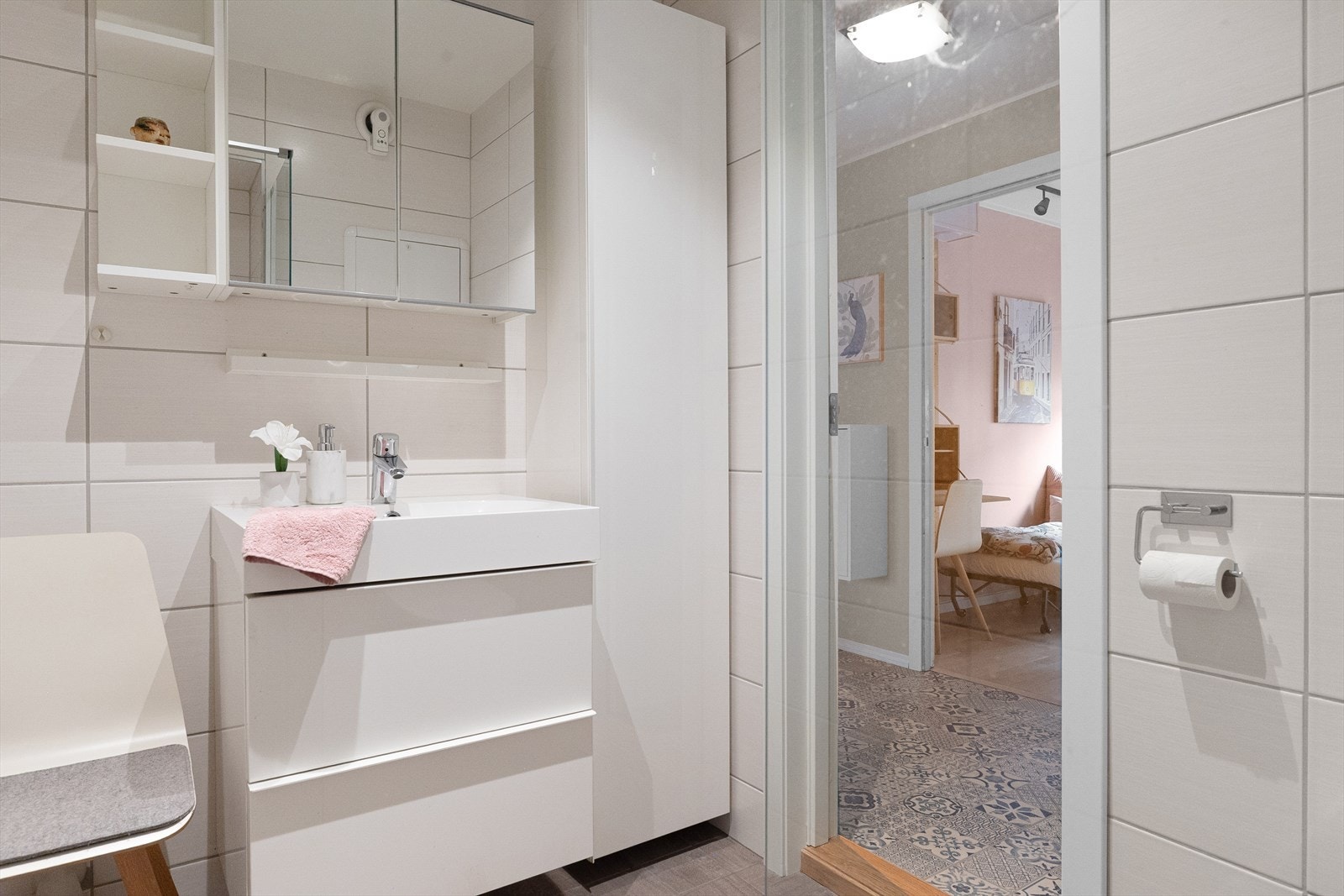 Opplegg for vaskemaskin. Moderne innredning i kombinasjon med praktiske løsninger for oppbevaring Galleribilde