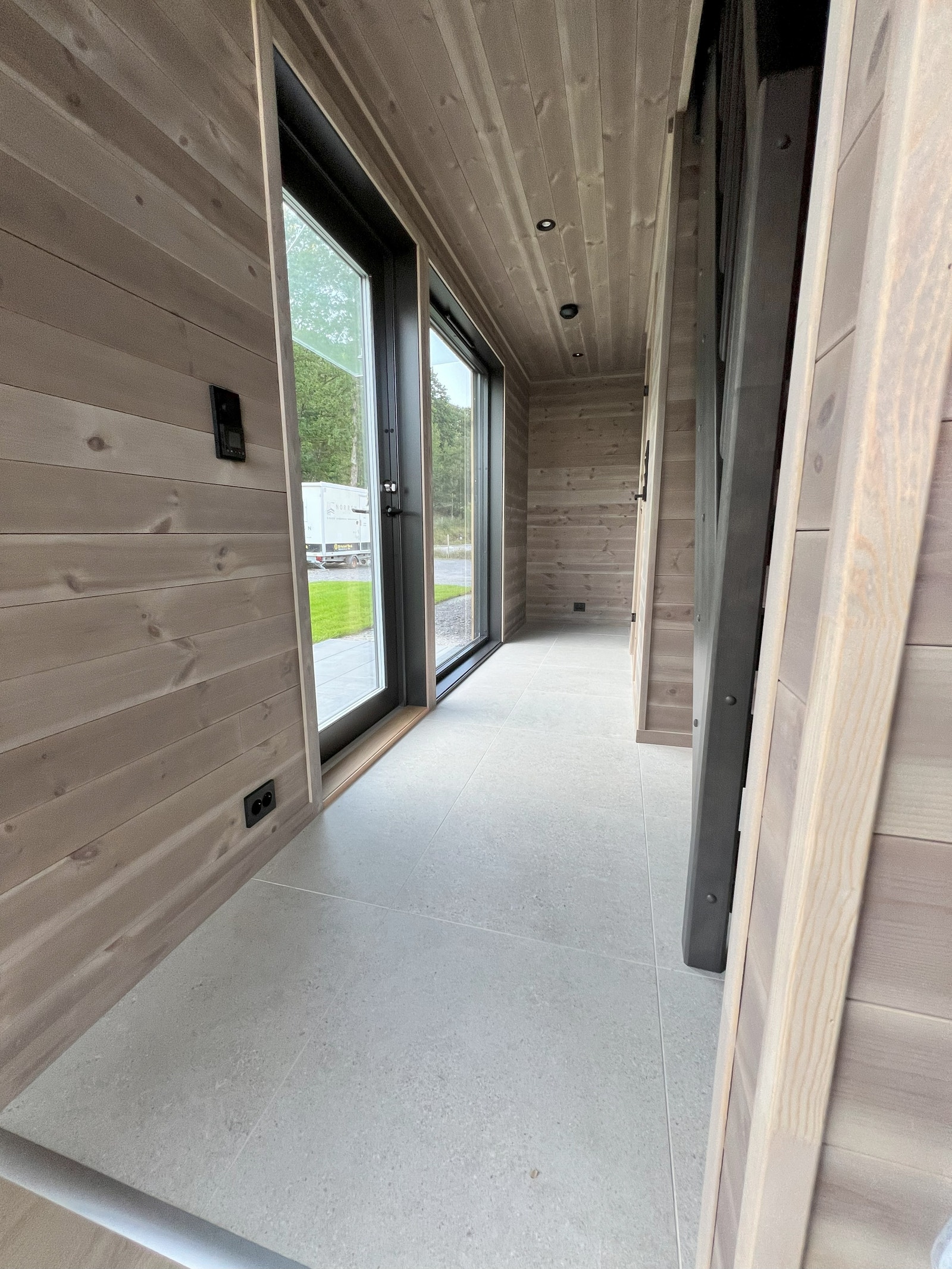 Interiørbilder i fra tilsvarende hytte oppført i et annet hyttefelt
INGANGSPARTI / GANG FRA STUE / KJØKKEN Galleribilde