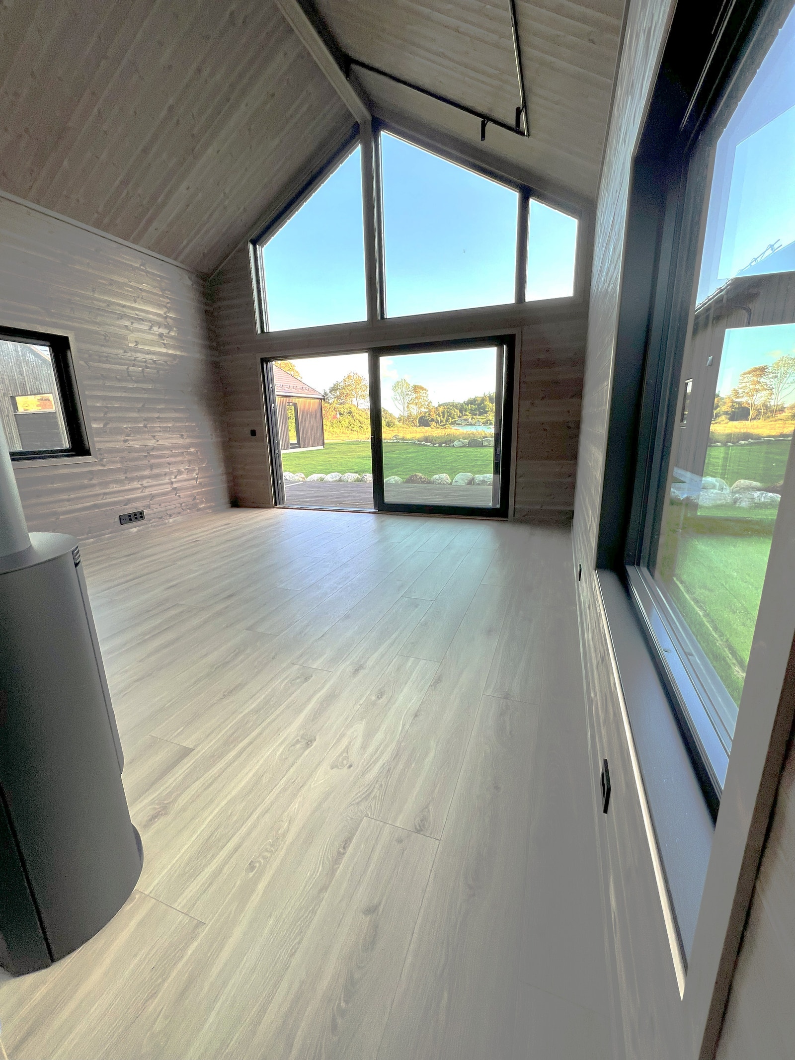 Interiørbilder i fra tilsvarende hytte oppført i et annet hyttefelt
ÅPEN STUE / KJØKKENLØSNING Galleribilde