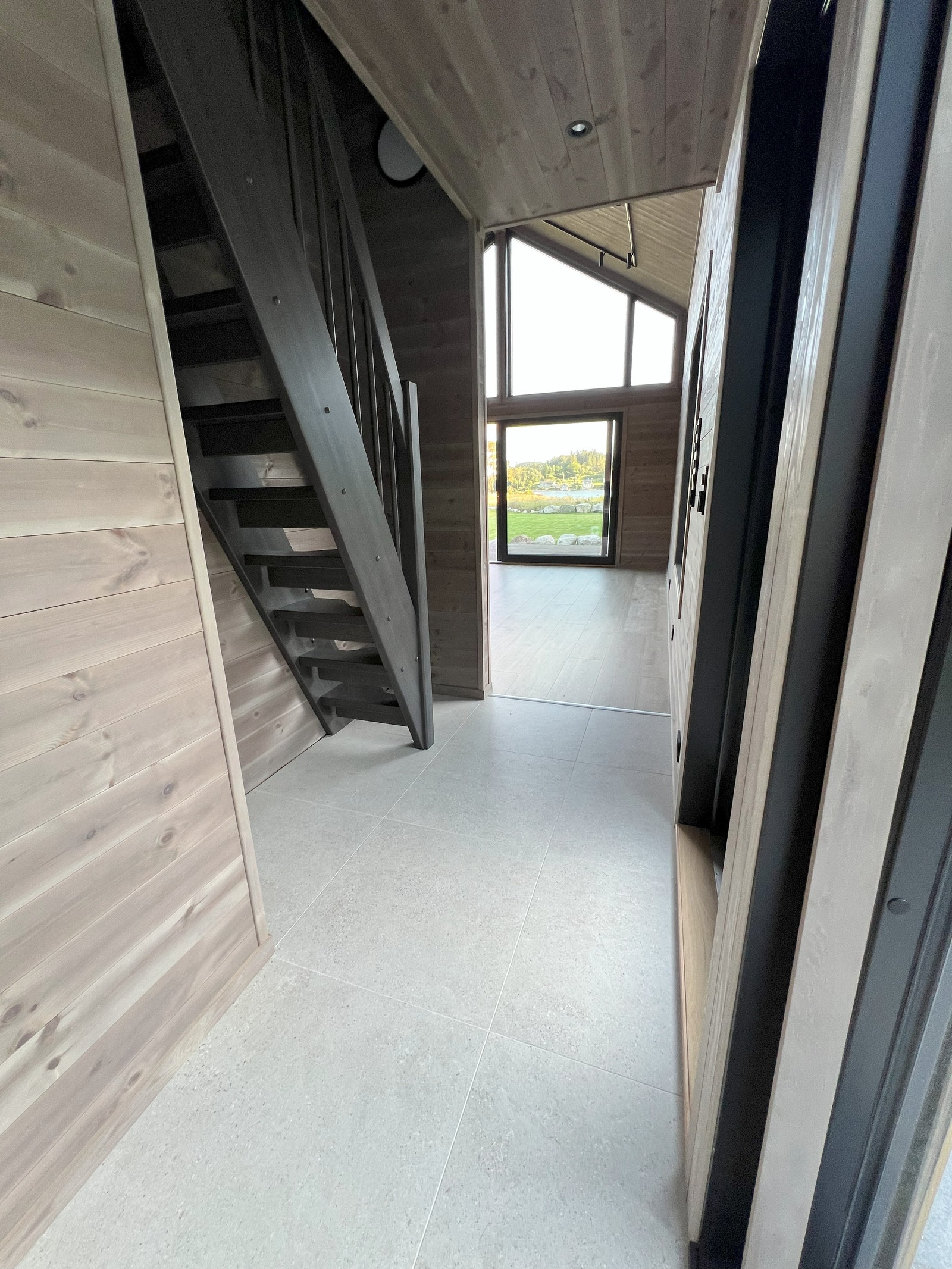 Interiørbilder i fra tilsvarende hytte oppført i et annet hyttefelt
INNGANGSPARTI / GANG INN TIL STUE / KJØKKEN Galleribilde