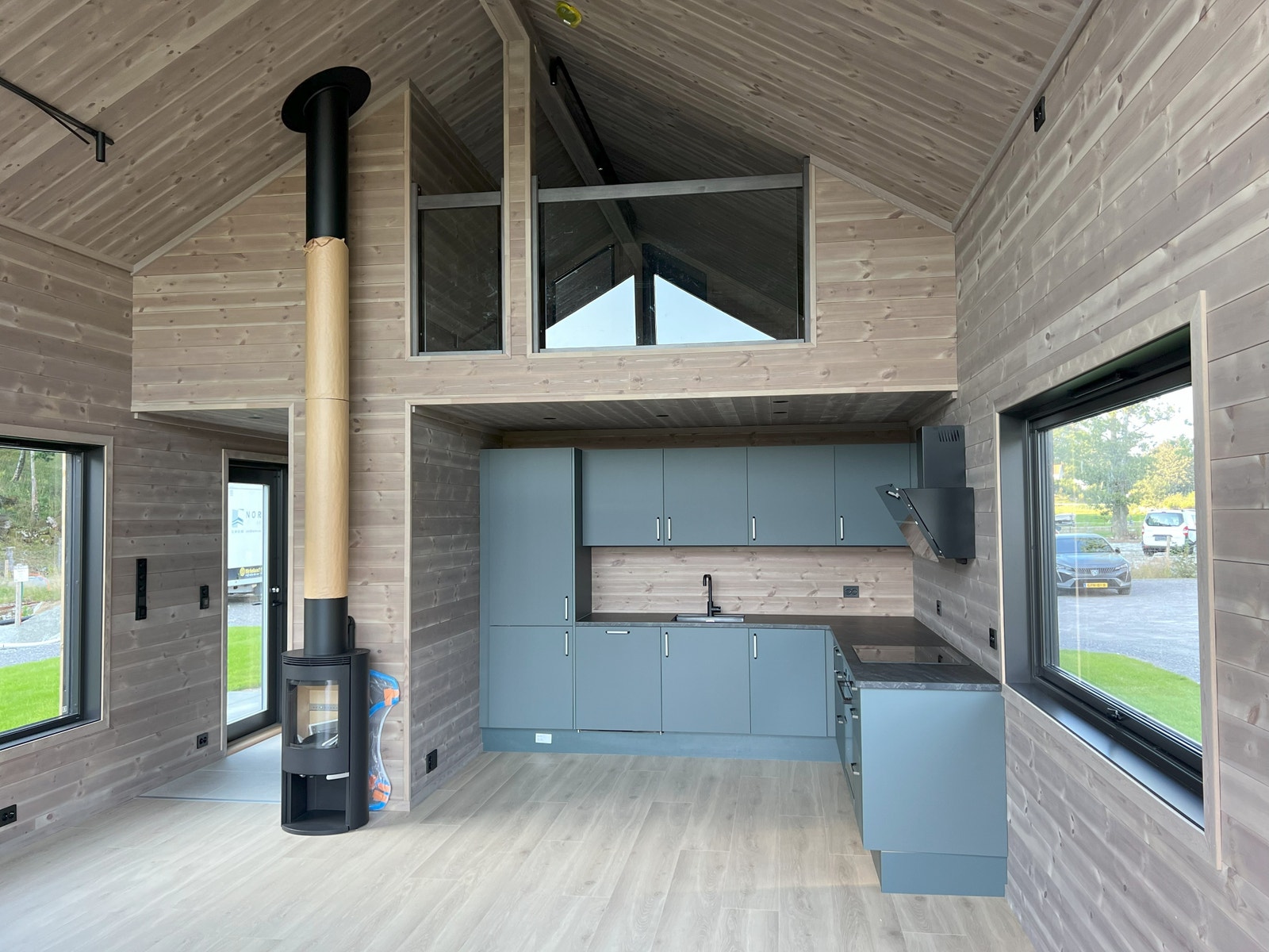 Interiørbilder i fra tilsvarende hytte oppført i et annet hyttefelt
ÅPEN STUE / KJØKKENLØSNING Galleribilde