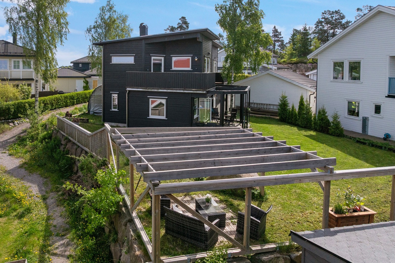 I hagen er det også pergola som blir et trivelig sted å skulle oppholde seg Galleribilde