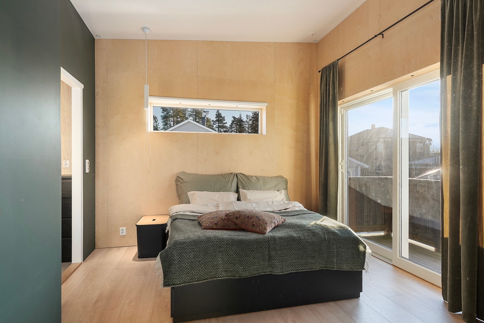 Det tredje soverommet, hovedsoverommet, har eget walk-in-closet og utgang til en privat balkong, en perfekt oase for avslapning Galleribilde