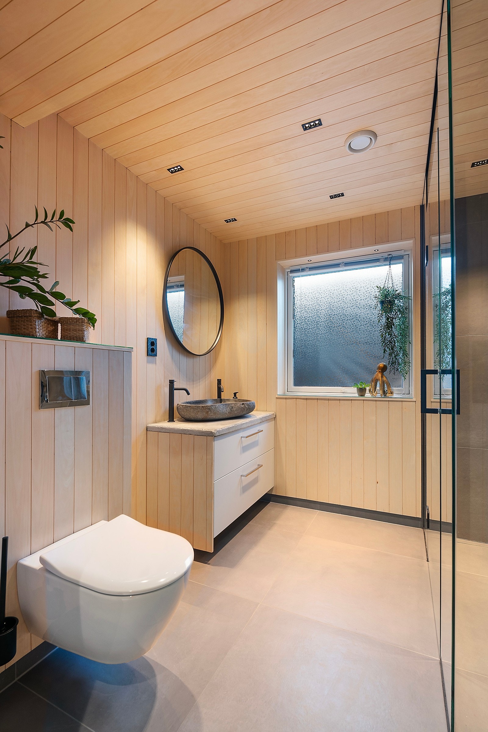 På badet har du blant annet varme i gulvet, servant i innredning med skuffer og vegghengt toalett Galleribilde