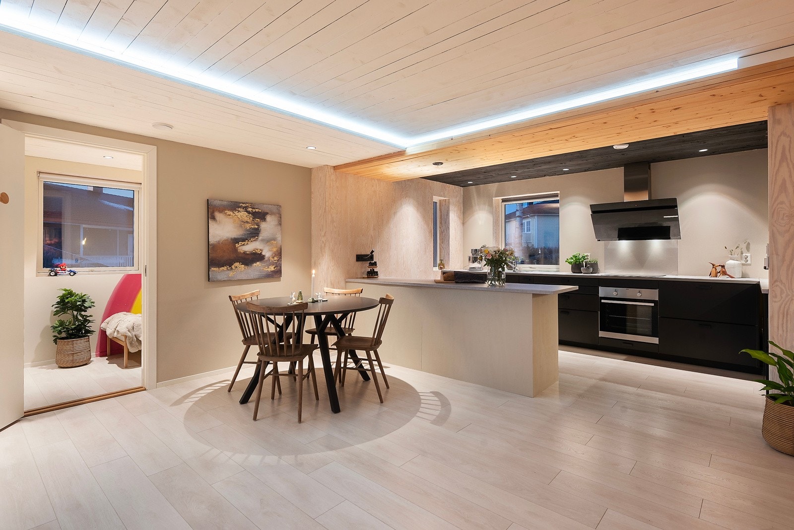 Kjøkkenet byr på rikelig med både skap- og benkeplass og kjøleskuffer, som gir deg en funksjonell og ryddig arbeidsflate Galleribilde