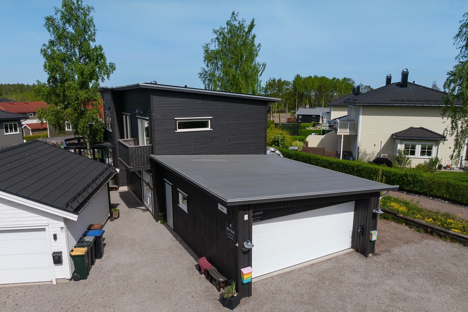 Det stor garasje med direkte adkomst til boligen. Galleribilde