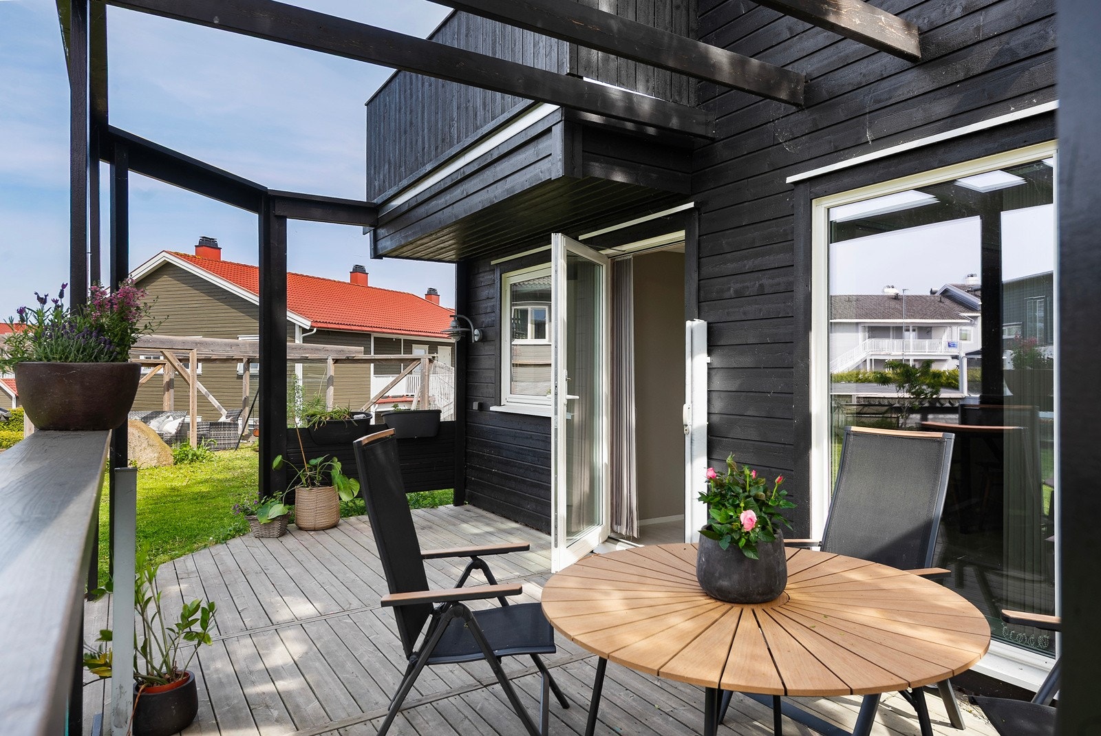 Fra begge etasjer er det utgang til meget solrike uteplasser Galleribilde