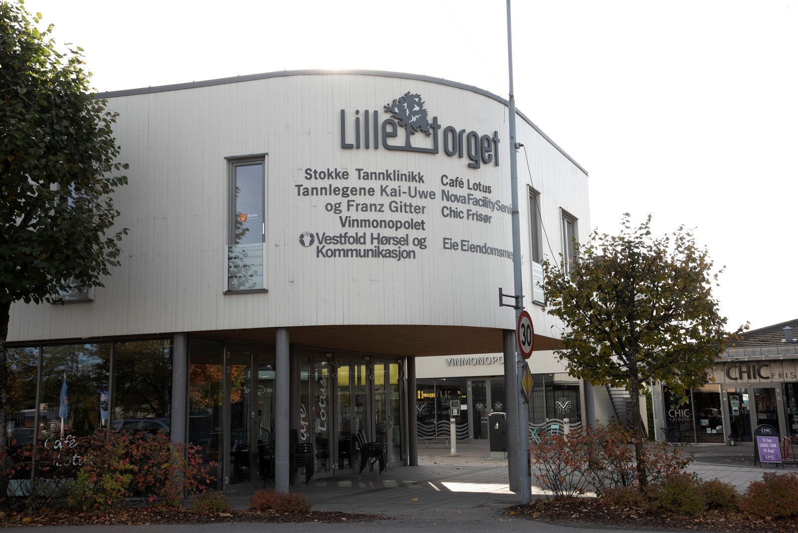 På Lilletorget har du matservering, vinmonopol og diverse forretninger Galleribilde