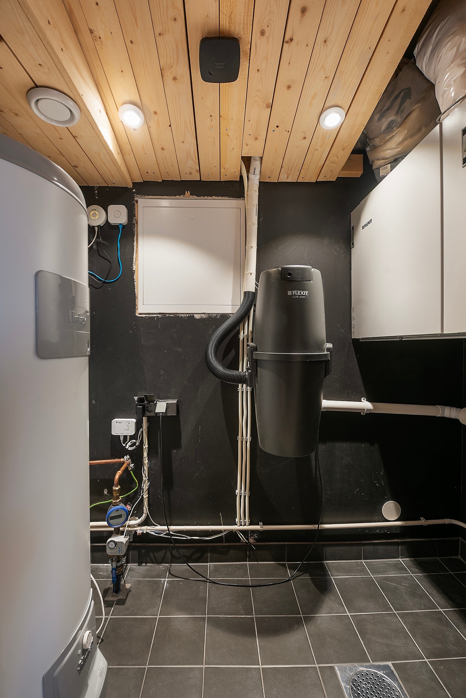 På teknisk rom vegg i vegg med badet har du også god oppbevaringsplass Galleribilde