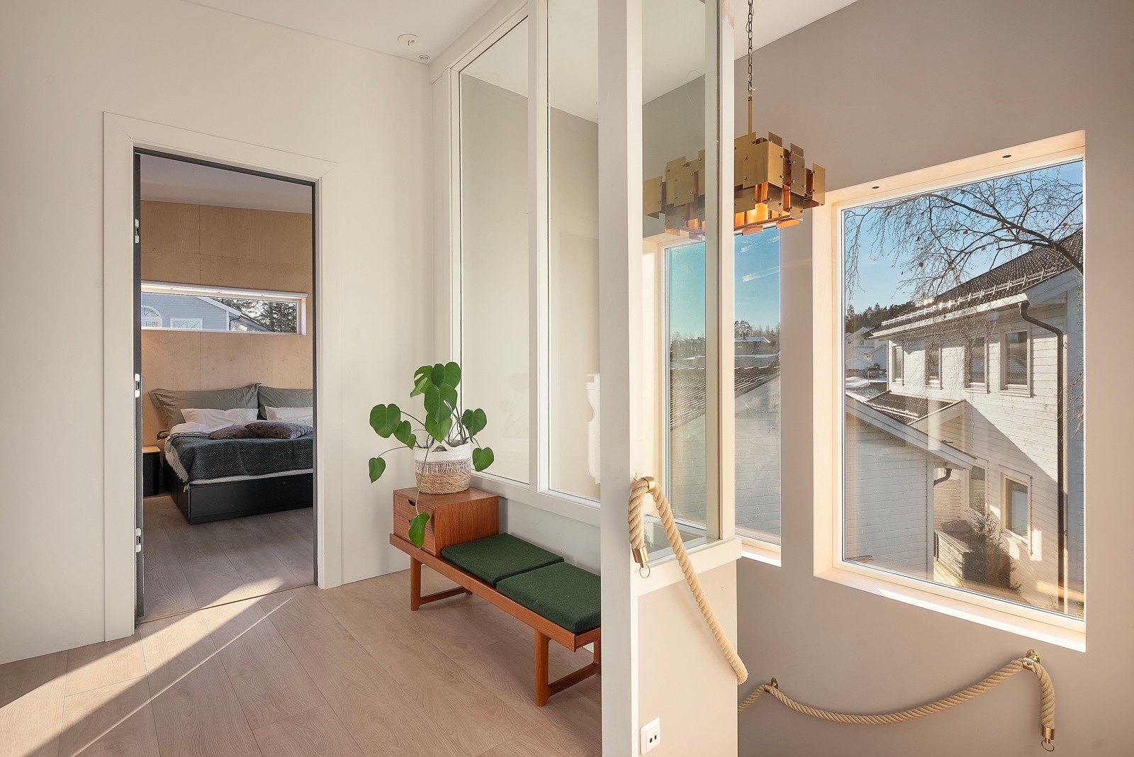 Et lyst og åpent trapperom med rikelig lysinnslipp Galleribilde